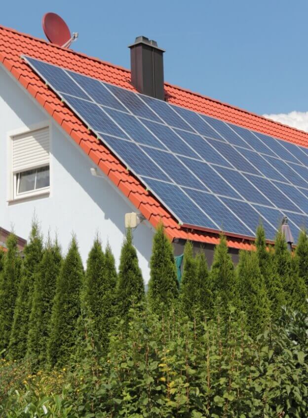 Saulės elektrinė ant gyvenamojo namo stogo